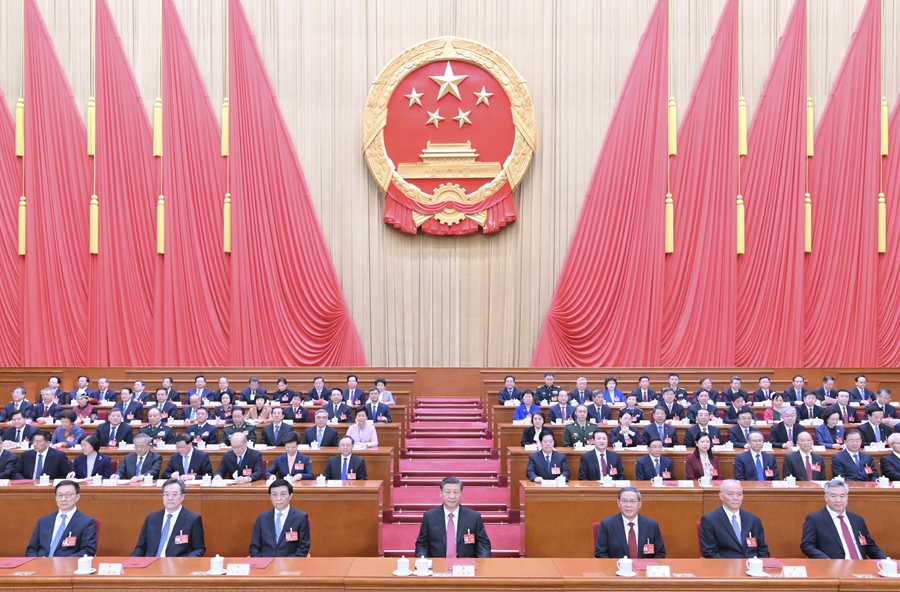 3月11日，第十四屆全國人民代表大會第二次會議在北京人民大會堂閉幕。黨和國家領(lǐng)導人習近平、李強、王滬寧、蔡奇、丁薛祥、李希、韓正等在主席臺就座。新華社記者 謝環(huán)馳 攝