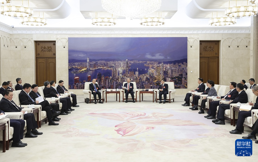 3月11日下午，中共中央政治局常委、全國(guó)人大常委會(huì)委員長(zhǎng)趙樂際在北京人民大會(huì)堂看望參加十四屆全國(guó)人大二次會(huì)議新聞報(bào)道的中央主要新聞單位負(fù)責(zé)同志和新聞工作者，代表大會(huì)主席團(tuán)和全國(guó)人大常委會(huì)，向參加大會(huì)新聞報(bào)道的全體新聞工作者表示問候和感謝。新華社記者 姚大偉 攝