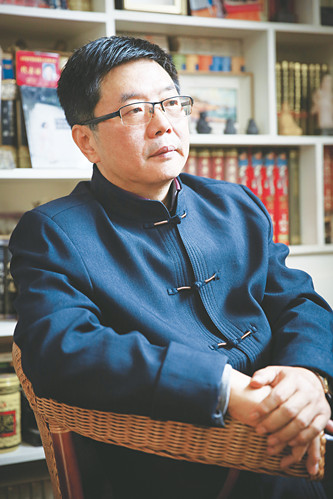 方遠(yuǎn)，資深報(bào)人，中國(guó)作家協(xié)會(huì)會(huì)員。山東省作家協(xié)會(huì)小說(shuō)創(chuàng)作委員會(huì)委員。濟(jì)南市首批簽約作家，濟(jì)南日?qǐng)?bào)報(bào)業(yè)集團(tuán)舜網(wǎng)文學(xué)顧問(wèn)，山東省散文學(xué)會(huì)特聘專(zhuān)家。著有長(zhǎng)篇小說(shuō)《大河入海流》《大船隊(duì)》《墜落的天使》等五部，小說(shuō)集《尋找情人》，中篇小說(shuō)《神龜出沒(méi)》《門(mén)縫兒里的愛(ài)情》等二十余部，多篇作品被報(bào)刊轉(zhuǎn)載、連載，收入各種選本及年選。長(zhǎng)篇小說(shuō)《河與?！贰洞蟠?duì)》先后入選中國(guó)作協(xié)重點(diǎn)作品扶持項(xiàng)目和定點(diǎn)深入生活項(xiàng)目，長(zhǎng)篇報(bào)告文學(xué)《光明路上追夢(mèng)人》入選山東省作協(xié)重點(diǎn)扶持作品。曾獲第一屆、第四屆山東省泰山文藝獎(jiǎng)，泉城文藝獎(jiǎng)、梁斌小說(shuō)獎(jiǎng)、山東省對(duì)外傳播獎(jiǎng)、濟(jì)南文學(xué)獎(jiǎng)及濟(jì)南市第六、九、十一屆文藝精品工程獎(jiǎng)等。
