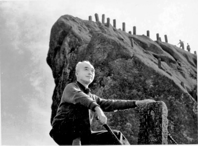 王朝聞，1909年出生，2004年去世，四川合江人。美學家、藝術(shù)理論家、雕塑家、藝術(shù)教育家。1932年考入杭州藝專；1940年赴延安，在魯迅藝術(shù)文學院進行雕塑創(chuàng)作與教學；新中國成立后，曾任中央美術(shù)學院教授兼副教務長，中國美術(shù)家協(xié)會副主席，中華全國美學學會會長，《美術(shù)》雜志主編，文化部文學藝術(shù)研究院（今中國藝術(shù)研究院）副院長。著有《新藝術(shù)創(chuàng)作論》《一以當十》《論鳳姐》《審美談》《審美心態(tài)》《雕塑雕塑》等。