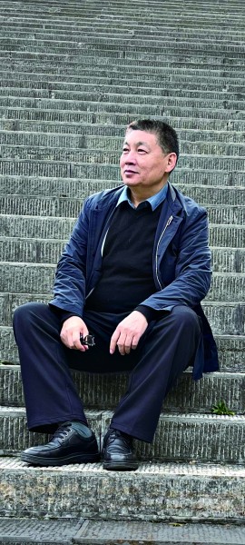 關(guān)仁山，唐山豐南人，中國作家協(xié)會(huì)主席團(tuán)委員，河北省作家協(xié)會(huì)主席，中國作家書畫院副院長。上世紀(jì)80年代開始文學(xué)創(chuàng)作并發(fā)表作品，著有長篇小說《白洋淀上》《日頭》《麥河》《唐山大地震》《天高地厚》《金谷銀山》等，中短篇小說《大雪無鄉(xiāng)》《紅旱船》《九月還鄉(xiāng)》，長篇紀(jì)實(shí)文學(xué)《感天動(dòng)地》《太行沃土》等，出版十卷本《關(guān)仁山文集》，達(dá)千余萬字。  作品曾獲第五屆魯迅文學(xué)獎(jiǎng)，獲中宣部第十一屆全國“五個(gè)一工程”獎(jiǎng)，第十四屆中國圖書獎(jiǎng)，第九屆莊重文文學(xué)獎(jiǎng)，及香港《亞洲周刊》華人小說比賽冠軍等。長篇小說《麥河》入選2010年中國小說學(xué)會(huì)年度排行榜，《日頭》入選中國小說學(xué)會(huì)2014年度小說排行榜。部分作品被譯成英、法、韓、日等文字，多部作品分別被改編拍攝成《天高地厚》《御姐歸來》等電視劇和話劇、舞臺(tái)劇上映。
