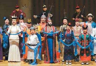 阿拉坦其其格和她的學(xué)員在北京中山公園音樂堂表演。 　　蘇冠明攝