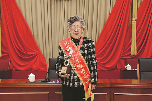 全國三八紅旗手標兵、中國文化國際傳播研究院院長黃會林