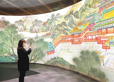 　“圓明園——清代皇家園居文化”特展以多媒體技術(shù)重現(xiàn)圓明園昔日風(fēng)光。圖為觀展市民拍照留念。 　　本報(bào)記者 陳 然攝