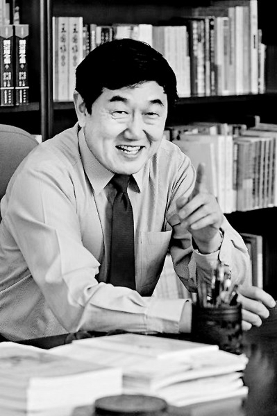 陳洪 南開大學(xué)講席教授，國家級教學(xué)名師，南開大學(xué)原常務(wù)副校長；任《文學(xué)遺產(chǎn)》《天津社會科學(xué)》等學(xué)術(shù)期刊編委，《文學(xué)與文化》主編，曾獲國家級教學(xué)成果一等獎；研究領(lǐng)域涉及中華傳統(tǒng)文化、中國古典文學(xué)、中國文學(xué)批評史、中國古代小說理論、明清小說、文學(xué)與宗教等諸多方面，著有《結(jié)緣：文學(xué)與宗教》《中國小說理論史》《金圣嘆傳》《六大名著導(dǎo)讀》《漫說水滸》等。