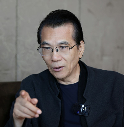 何建明，中國作家協(xié)會第七、八、九屆駐會副主席?，F(xiàn)為中國作家協(xié)會報告文學(xué)委員會主任，中央社會主義學(xué)院教授、上海大學(xué)中國創(chuàng)意寫作研究院院長。三次獲得魯迅文學(xué)獎，六次獲得中宣部“五個一工程”獎，多次獲得全國優(yōu)秀報告文學(xué)獎、徐遲報告文學(xué)獎、“中國好書”等獎項，首位獲得俄羅斯國家圖書獎的中國作家。