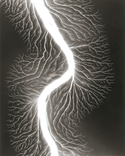 杉本博司，《放電場225》，2009，明膠銀鹽相紙，149.2×119.4cm。公式Hiroshi Sugimoto，圖片由藝術(shù)家提供