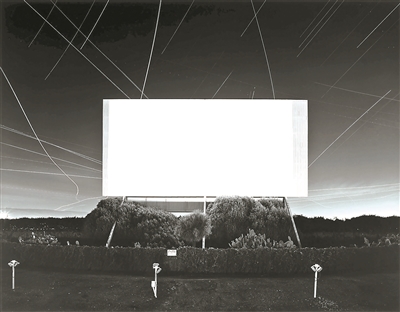 杉本博司，《尤寧城汽車影院，尤寧城》，1993，明膠銀鹽相紙，119.4×149.2cm。公式Hiroshi Sugimoto，圖片由藝術(shù)家提供