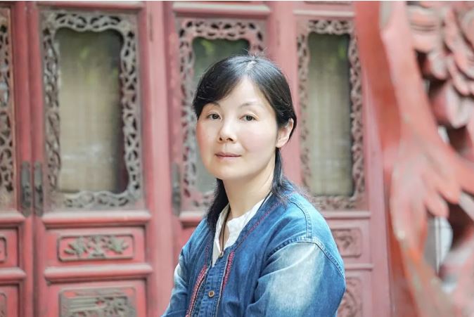 王蕓    生于湖北，現(xiàn)居南昌。一級作家，南昌市作家協(xié)會主席。出版長篇小說《對花》《江風烈》，小說集《請叫她天鵝》《薇薇安曾來過》《與孔雀說話》《羽毛》，散文集《紙上萬物浮現(xiàn)如初》《此生》《穿越歷史的楚風》《接近風的深情表達》《經(jīng)歷著異常美麗》等。三百余萬字作品見于《人民文學》《當代》《新華文摘》《小說選刊》《中國作家》《青年文學》《上海文學》《江南》《芙蓉》《長城》《天涯》《美文》《散文》《長江文藝》《中篇小說選刊》《小說月報》等，收入五十多種選本。曾獲第三屆湖北文學獎、第七屆屈原文藝獎、第一屆江西省文藝創(chuàng)作獎、第二屆林語堂文學獎（小說）大獎等。獲評江西省思想宣傳文化系統(tǒng)“四個一批”人才。
