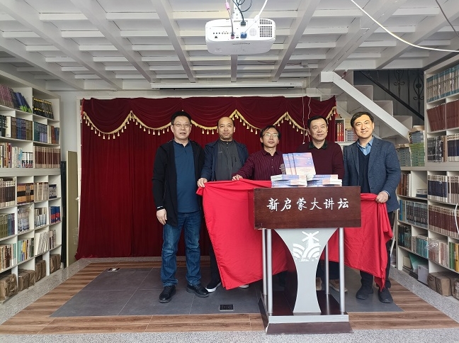 丁丁、譚五昌、陸健、黃建華、朱鋼為新書(shū)《青年詩(shī)歌年鑒2022年卷》揭幕。