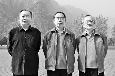 北京師范大學文藝學研究中心“三老”程正民（右）、童慶炳（中）、李壯鷹在一次學術(shù)會議上合影。