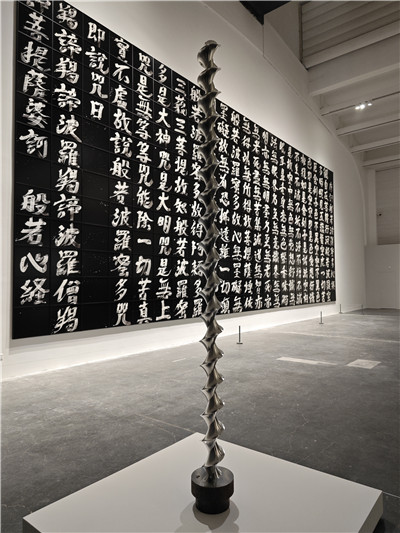 裝置《反重力結構》。作為日本代表性的奈良時代木質建筑之一，當麻寺東塔在1902年經(jīng)過整體修繕，用新材料替換下部分受損的建材。這些古木材的嵌合支撐起屹立的佛塔，承受并消解了超過千年時間沉淀的分量。這種抵抗地心吸引的力量象征令杉本博司著迷，藝術家試圖通過攝影重建這座佛塔，再現(xiàn)抵御重力的構造之美。