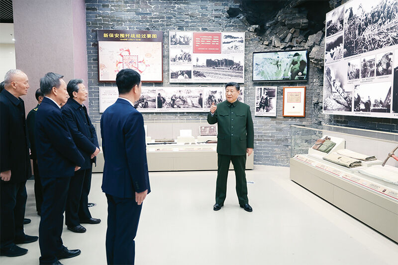 2024年2月1日至2日，中共中央總書記、國(guó)家主席、中央軍委主席習(xí)近平來(lái)到天津，看望慰問(wèn)基層干部群眾。這是2日上午，習(xí)近平在平津戰(zhàn)役紀(jì)念館考察。 新華社記者 鞠鵬/攝