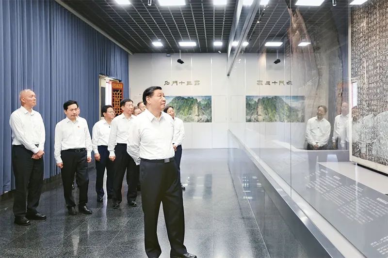 2023年7月29日，中共中央總書記、國(guó)家主席、中央軍委主席習(xí)近平在四川考察結(jié)束返京途中，來(lái)到陜西省漢中市考察。這是習(xí)近平參觀漢中市博物館有關(guān)歷史文物展陳。 新華社記者 鞠鵬/攝