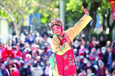 在湖南資興市人民廣場，演員在舞臺上表演花鼓戲。新華社發(fā)