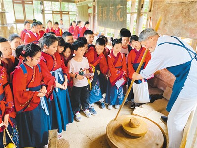 邛崍市西街小學(xué)學(xué)生在邛窯國(guó)家考古遺址公園觀看窯工演示古法拉坯