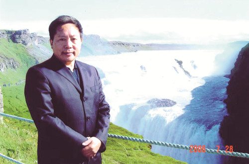 李傳鋒，湖北省鶴峰縣人，土家族作家。曾任《湖北文藝》編輯部主任、《長江文藝》小說組組長、《今古傳奇》主編、湖北省文聯(lián)黨組書記等職，曾獲全國民族團(tuán)結(jié)進(jìn)步先進(jìn)個(gè)人稱號(hào)。1986年加入中國作家協(xié)會(huì)，著有鄉(xiāng)村小說、動(dòng)物小說、歷史小說、散文、文藝評(píng)論等近千萬字。短篇小說《退役軍犬》獲第二屆（1981—1984年）全國少數(shù)民族文學(xué)創(chuàng)作獎(jiǎng)，長篇小說《白虎寨》獲第十一屆（2012—2015）全國少數(shù)民族文學(xué)創(chuàng)作駿馬獎(jiǎng)，另有作品獲湖北省“屈原文藝獎(jiǎng)”、重慶市“五個(gè)一工程”獎(jiǎng)等。本期刊發(fā)青年評(píng)論家華珉朗、黃煜榕對(duì)李傳鋒的采訪。