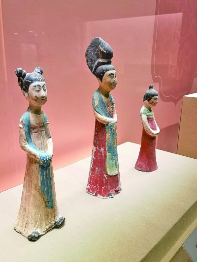 展出的發(fā)型各異的彩繪女陶俑。本報(bào)記者 李韻攝/光明圖片