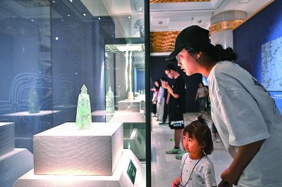 5月18日，參觀者在內(nèi)蒙古呼和浩特市的呼和浩特博物館“問蜀——東周時(shí)期的蜀文化展”上觀看展品。 新華社記者 貝赫攝