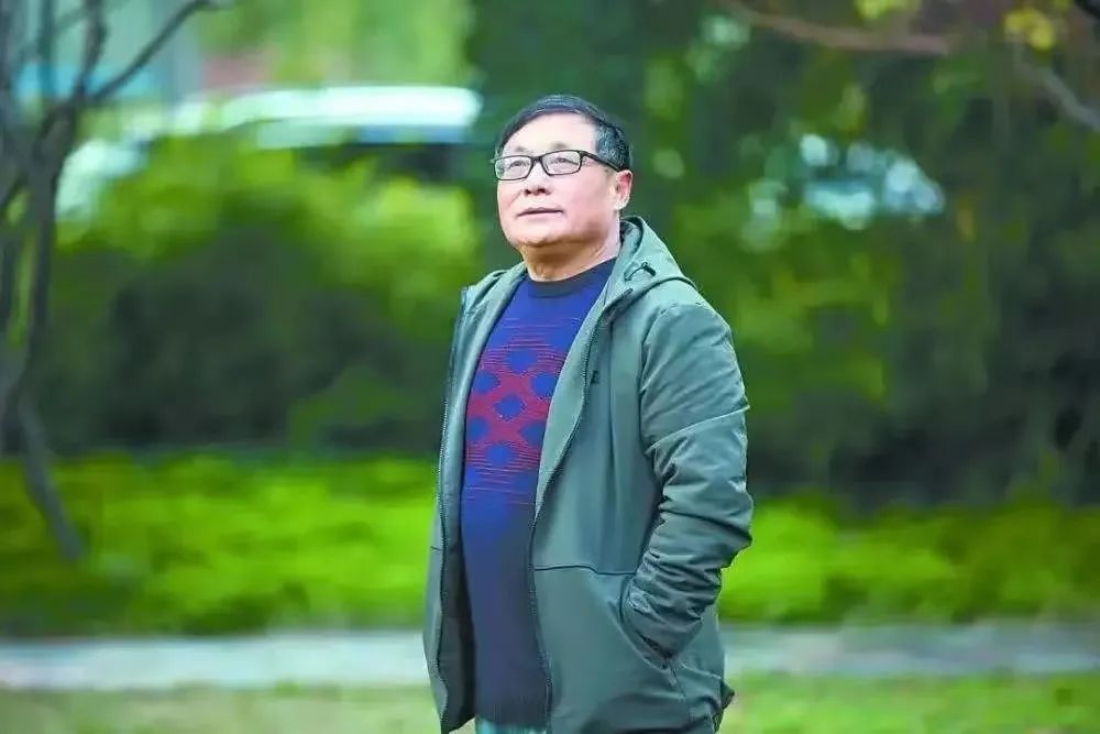 夏堅(jiān)勇，散文家、劇作家，首屆魯迅文學(xué)獎得主