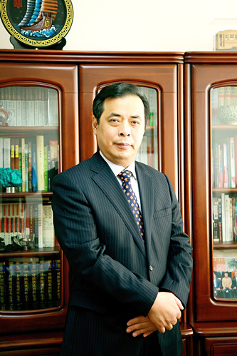 老藤，本名滕貞甫，遼寧省政協(xié)文史委副主任。出版長(zhǎng)篇小說(shuō)《刀兵過(guò)》《北障》《北愛(ài)》《草木志》等11部，小說(shuō)集《熬鷹》《無(wú)雨遼西》等8部，隨筆集《儒學(xué)筆記》等3部，“老藤作品典藏（15卷）”。曾獲全國(guó)“五個(gè)一工程”獎(jiǎng)、東北文學(xué)獎(jiǎng)、百花文學(xué)獎(jiǎng)等，作品多次入選各種年榜及選本，以多種文字譯介到國(guó)外。