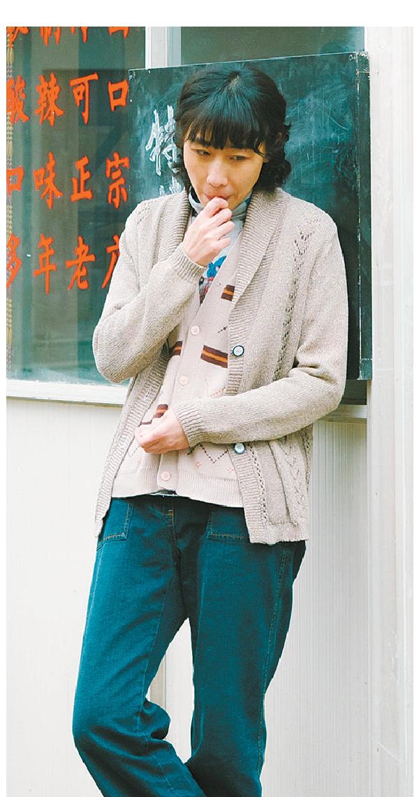 在《漫長的季節(jié)》中，任素汐飾演的徐姐瘦瘦高高，倚門嗑瓜子兒的動作，斜眼兒瞟人的眼神，加上幾句曖昧臺詞，略略幾筆勾勒出在生存邊緣掙扎又頗具風(fēng)情的小飯館老板娘。