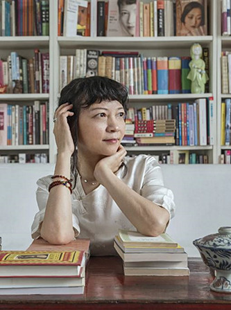 作家、導(dǎo)演，現(xiàn)居英國(guó)。主要著作有《孔雀的叫喊》《饑餓的女兒》等，編劇并執(zhí)導(dǎo)電影《月光武士》。