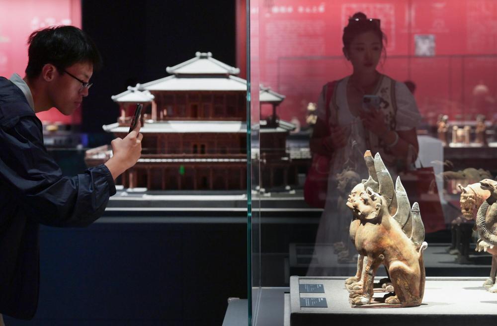 2023年9月15日，位于北京奧林匹克公園核心區(qū)的中國(guó)考古博物館正式面向公眾開放，觀眾在館內(nèi)參觀珍貴文物。新華社記者 李賀 攝