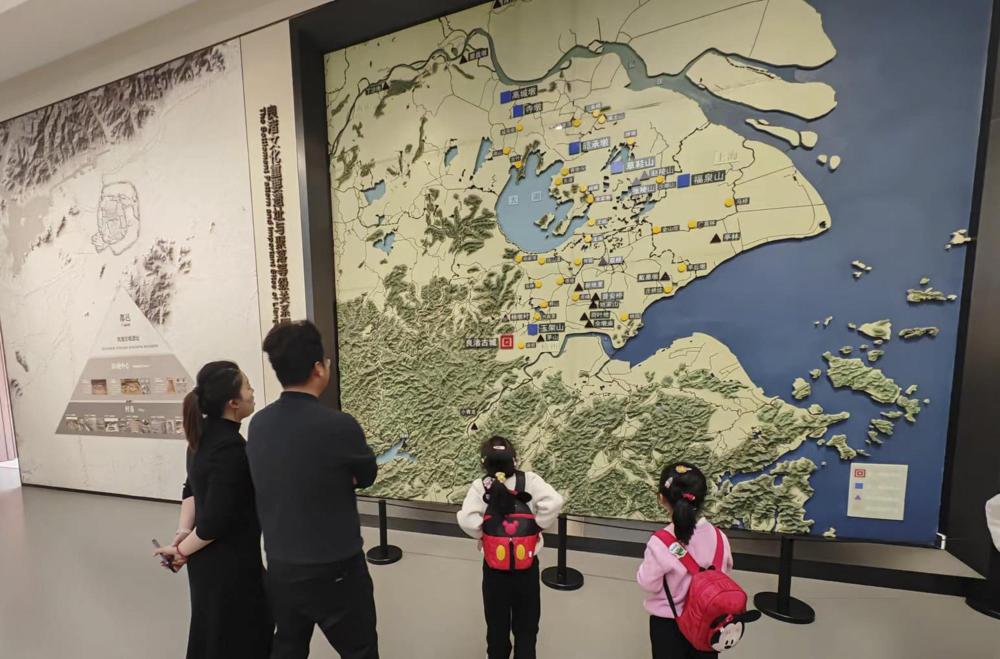 2024年1月14日，觀眾在浙江杭州良渚博物院參觀。新華社記者 馮源 攝