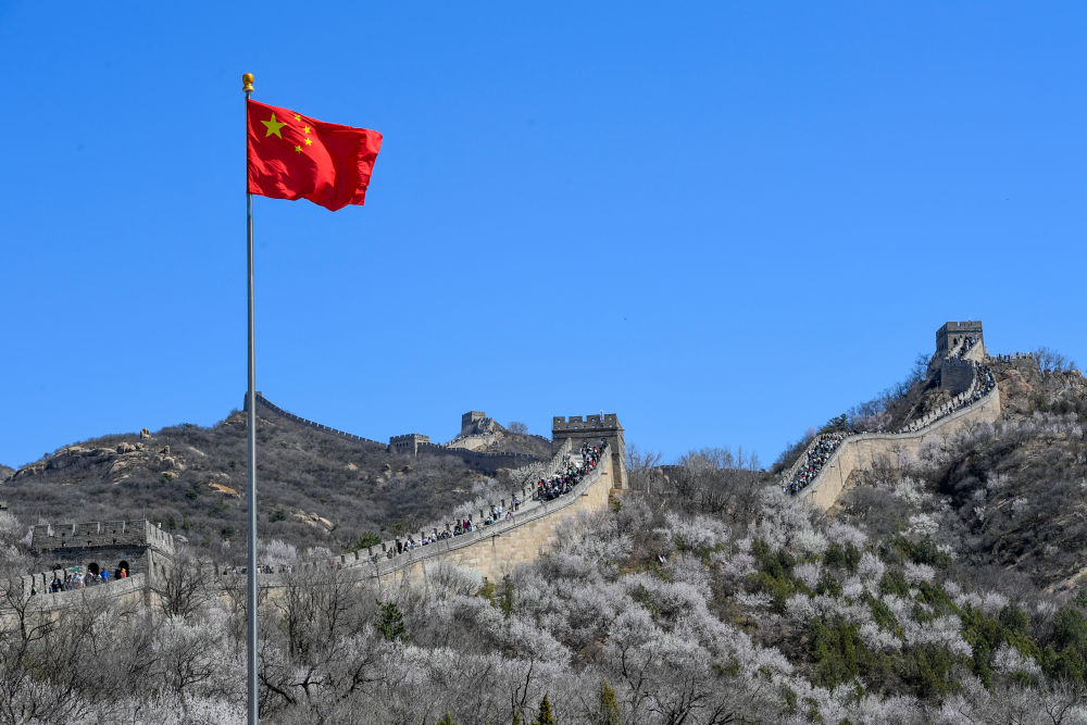 2024年4月7日，游客在山花盛開的八達(dá)嶺長(zhǎng)城觀光游覽。新華社記者 鞠煥宗 攝