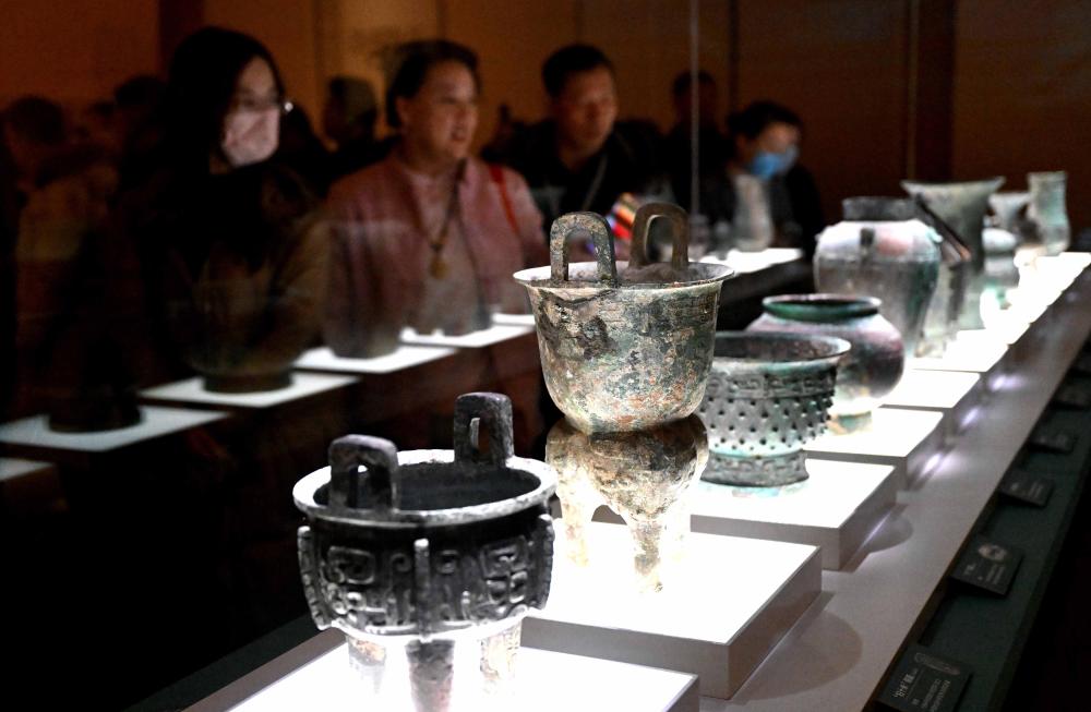 2024年2月26日，參觀者在河南安陽(yáng)殷墟博物館新館內(nèi)觀看展品。新華社記者 李安 攝