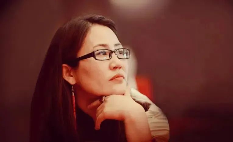 娜仁高娃，蒙古族，中國(guó)作家協(xié)會(huì)會(huì)員。著有短篇小說(shuō)《醉陽(yáng)》《熱戀中的巴岱》、長(zhǎng)篇小說(shuō)《影》等，其中小說(shuō)集《七角羊》入選中國(guó)作家協(xié)會(huì)“中國(guó)少數(shù)民族文學(xué)之星叢書(shū)”。曾獲2018年《草原》文學(xué)獎(jiǎng)、第十二屆內(nèi)蒙古自治區(qū)文學(xué)創(chuàng)作“索龍嘎”獎(jiǎng)、2020年《民族文學(xué)》年度獎(jiǎng)；中篇小說(shuō)《裸露的山體》入選中國(guó)當(dāng)代文學(xué)研究會(huì)年榜、中國(guó)小說(shuō)學(xué)會(huì)2023年度中國(guó)好小說(shuō)榜。