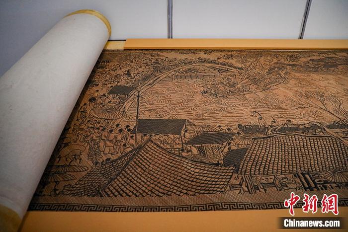 徐建元創(chuàng)作的竹編畫《清明上河圖》。徐峻杰 攝