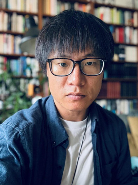 李晁，1986年生于湖南，現(xiàn)居貴陽。2007年發(fā)表小說，獲《上海文學(xué)》新人獎(jiǎng)、紫金·人民文學(xué)之星獎(jiǎng)、《作家》金短篇獎(jiǎng)、華語青年作家獎(jiǎng)、十月文學(xué)獎(jiǎng)等，有小說入選收獲文學(xué)榜，出版小說集《霧中河》等三部。