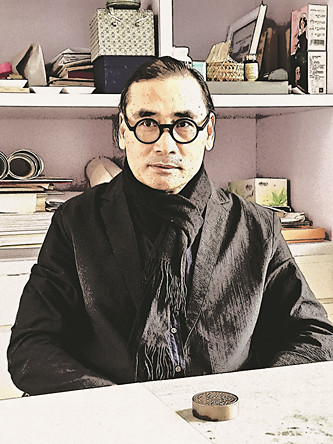 劉萬(wàn)鳴 1989年畢業(yè)于天津美術(shù)學(xué)院，1995年就讀于中國(guó)藝術(shù)研究院美術(shù)學(xué)研究生課程班?，F(xiàn)任全國(guó)政協(xié)委員、民盟中央委員、中國(guó)美術(shù)家協(xié)會(huì)副主席、中國(guó)國(guó)家畫(huà)院院長(zhǎng)。2012年獲中國(guó)青年藝術(shù)家提名獎(jiǎng)，2014年入選國(guó)家百千萬(wàn)人才工程授予“有突出貢獻(xiàn)中青年專(zhuān)家”稱(chēng)號(hào)，中宣部2017年文化名家暨“四個(gè)一批”人才，中組部國(guó)家高層次人才特殊支持計(jì)劃領(lǐng)軍人才“萬(wàn)人計(jì)劃”。中國(guó)畫(huà)作品曾入選全國(guó)美展、全國(guó)畫(huà)院展及省部級(jí)展覽，獲得金、銀、銅、優(yōu)秀等獎(jiǎng)項(xiàng)十余次。積極參與國(guó)家主題性創(chuàng)作，作為第一作者完成《遣唐使》《西電東送、西氣東輸工程》《黃河擺渡人》《南水北調(diào)工程》等中國(guó)畫(huà)作品?！吨袊?guó)畫(huà)論》一書(shū)為普通高等學(xué)校藝術(shù)學(xué)科新形態(tài)重點(diǎn)規(guī)劃教材。曾在中國(guó)國(guó)家博物館等國(guó)家級(jí)展館舉辦個(gè)展，作品被中國(guó)美術(shù)館、中國(guó)國(guó)家博物館、中國(guó)藝術(shù)研究院等國(guó)家級(jí)單位收藏。