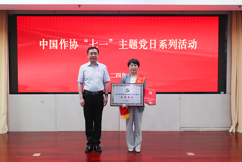 張宏森為辦公廳頒發(fā)中央和國(guó)家機(jī)關(guān)創(chuàng)建模范機(jī)關(guān)先進(jìn)單位獎(jiǎng)牌、證書