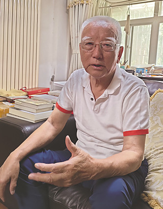 降邊嘉措 藏族，四川省甘孜藏族自治州巴塘縣人。1950年參加解放軍，經(jīng)歷了進軍西藏、解放西藏的全過程。1956年到北京民族出版社，從事藏文翻譯和編輯出版工作，直到1980年。1980年報考中國社會科學院民族文學研究所并被錄取，后來主要從事《格薩爾》史詩研究和翻譯工作。曾出版《〈格薩爾〉初探》《〈格薩爾〉的歷史命運》《〈格薩爾〉與藏族文化》《〈格薩爾〉論》等學術專著。主編有《格薩爾》藏文精選本（40卷、51冊）、《〈格薩爾〉大辭典》等。長篇小說《格桑梅朵》、報告文學《這里是紅軍走過的地方》分別獲得第一屆、第十一屆全國少數(shù)民族文學創(chuàng)作駿馬獎。