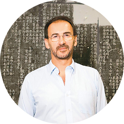 畢羅（Pietro De Laurentis），意大利漢學(xué)家，中國(guó)國(guó)家級(jí)人才項(xiàng)目入選者，廣州美術(shù)學(xué)院教授、博導(dǎo)，中外書(shū)寫(xiě)文化與美術(shù)交流研究中心負(fù)責(zé)人，二王學(xué)研究中心專(zhuān)家委員會(huì)委員。多年來(lái)主要從事書(shū)法學(xué)、銘刻與寫(xiě)本學(xué)、美術(shù)文獻(xiàn)研究與翻譯、中國(guó)古代詩(shī)歌等領(lǐng)域的研究。意大利文著作有《李白，其人其詩(shī)》《一觴一詠：〈蘭亭詩(shī)集〉研究》，英文專(zhuān)著有《孫過(guò)庭〈書(shū)譜〉綜合研究》《以書(shū)護(hù)法——〈集王圣教序〉研究》，中文專(zhuān)著有《尊右軍以翼圣教》，英文譯著有張?zhí)旃吨袊?guó)書(shū)法主要術(shù)語(yǔ)的釋讀和研究》。在《亞洲專(zhuān)刊》《華裔學(xué)志》《敦煌研究》《唐研究》《中國(guó)書(shū)法》《書(shū)法研究》等海內(nèi)外權(quán)威刊物發(fā)表論文50余篇。