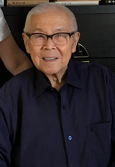 鈕驃，1933 年出生，國家級非物質文化遺產(chǎn)項目京劇代表性傳承人。中國戲曲學院原副院長。