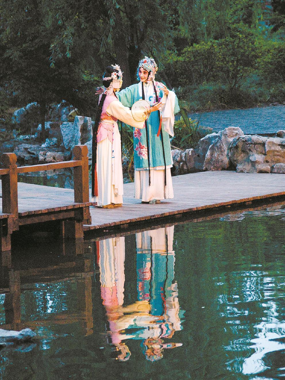 經(jīng)典戲曲常常與園林空間相關，諸如《牡丹亭》《西廂記》等。左圖為張軍昆曲藝術中心出品的實景園林昆曲《牡丹亭》。