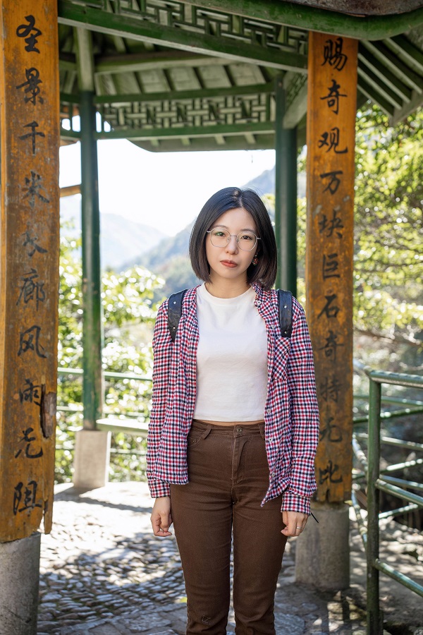 作家簡介 李姍姍，筆名三三，女，漢族，一九九一年出生，畢業(yè)于中國人民大學(xué)創(chuàng)造性寫作專業(yè)。作品發(fā)表于《人民文學(xué)》《收獲》等多家刊物，多有選載。曾獲2020年“鐘山之星”年度青年佳作獎、2021年度青花郎?人民文學(xué)獎新人獎、第七屆郁達(dá)夫小說獎短篇小說獎、首屆《靜?安》文學(xué)獎、紅棉文學(xué)獎小說主獎等獎項(xiàng)，入選王蒙青年作家支持計(jì)劃?年度特選作家（2022—2023）等。著有短篇小說集《晚春》《山頂上是?！贰抖砹_斯套娃》《離魂記》等四部。