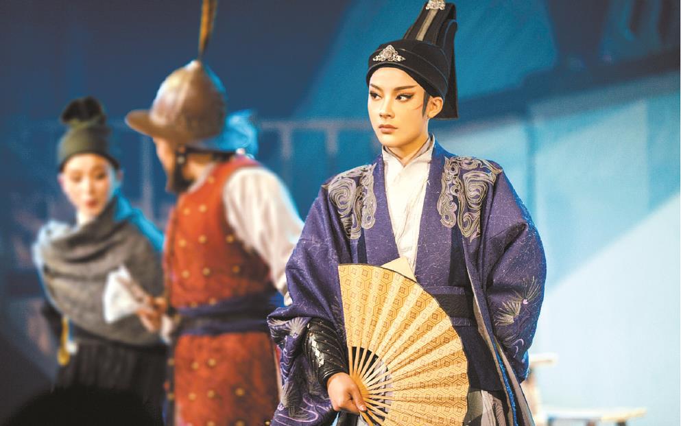 古老戲曲掀起“青春革命”，從情感、形式、媒介上將青年文化、時(shí)代審美融入戲曲古典樣態(tài)，這是“新文化生命體”適應(yīng)新媒介環(huán)境，以青年力量激活傳統(tǒng)文化能量進(jìn)行自我更新的典型示例。圖為越劇《新龍門客?！? /></p>
<p style=