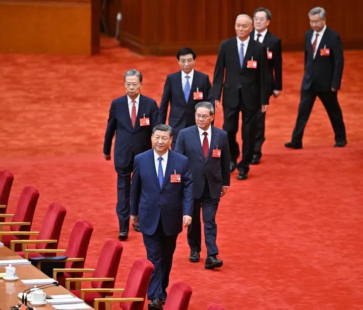 中國共產(chǎn)黨第二十屆中央委員會第三次全體會議，于2024年7月15日至18日在北京舉行。這是習(xí)近平、李強(qiáng)、趙樂際、王滬寧、蔡奇、丁薛祥、李希等步入會場。
