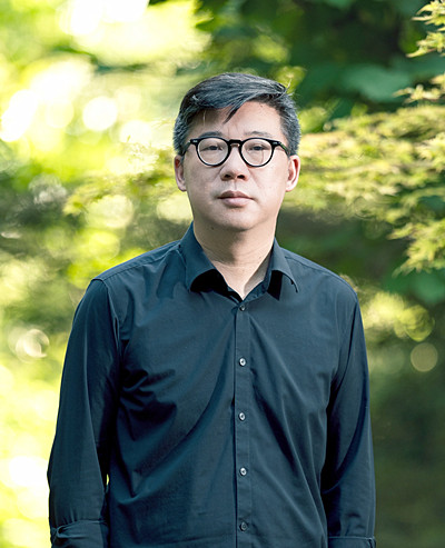 李修文，湖北省作家協(xié)會主席、武漢市文聯(lián)主席、武漢大學(xué)文學(xué)院教授，著有《猛虎下山》《詩來見我》《致江東父老》《山河袈裟》《滴淚痣》《捆綁上天堂》等