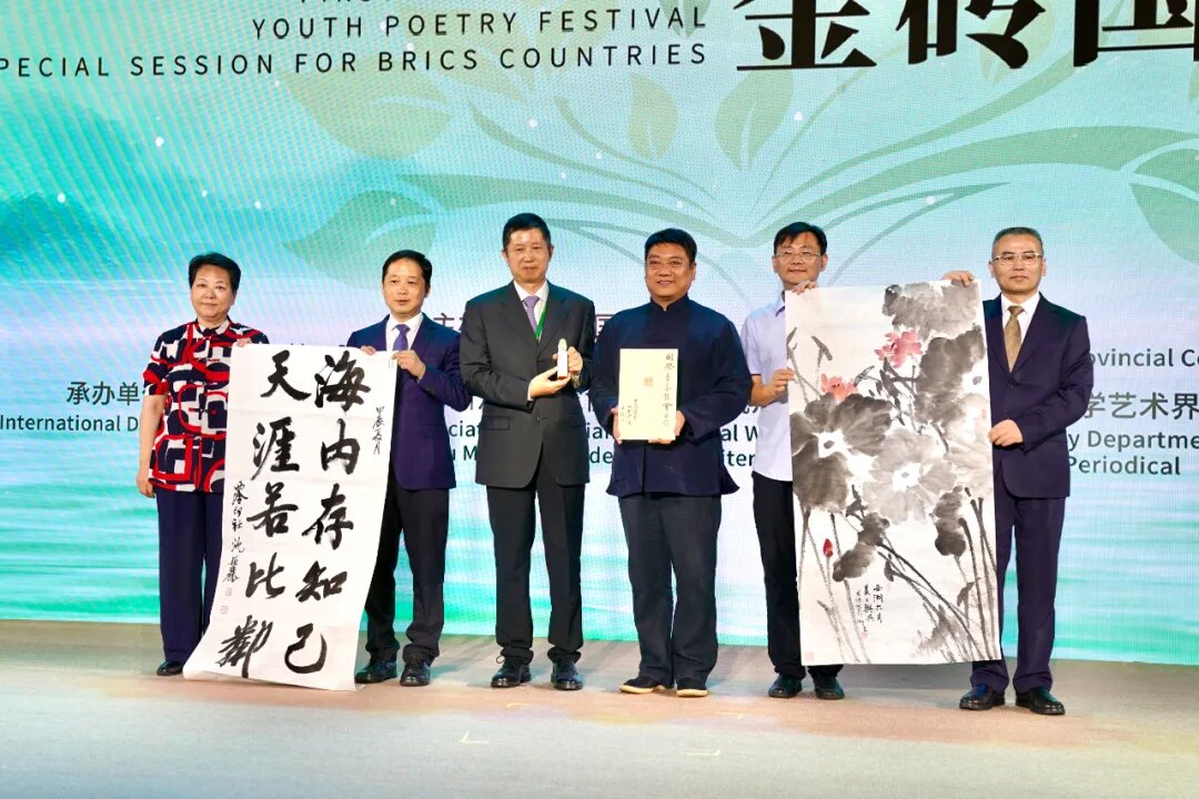 藝術(shù)家王臻、沈穎麗、繆宏波將現(xiàn)場創(chuàng)作的篆刻及書畫作品贈予國際青春詩會組委會