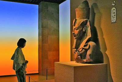 7月17日，預覽觀眾在“圖坦卡蒙的時代”展區(qū)參觀埃赫那吞半身像。新華社記者 劉穎攝