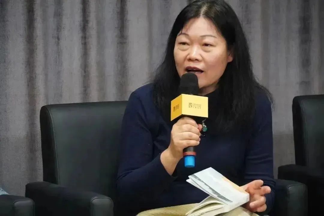 黃葒    南京大學(xué)外國語學(xué)院法語系教授，博士生導(dǎo)師，南京大學(xué)人文社會科學(xué)高級研究院兼職研究員，國際杜拉斯學(xué)會會員，中國法國文學(xué)研究會常務(wù)理事，中法語言文化比較研究會常務(wù)理事、江蘇省外文學(xué)會理事，江蘇省翻譯協(xié)會理事、南京翻譯家協(xié)會理事，南京作協(xié)理事。