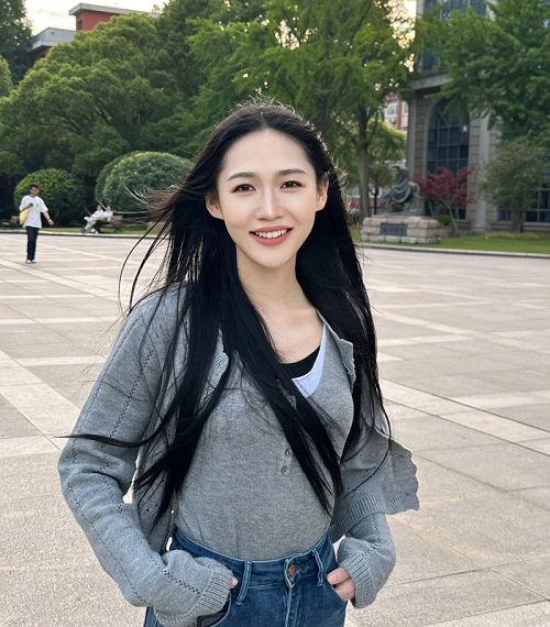 周燊，滿族，中國作家協(xié)會會員，藝術(shù)碩士、文學博士，從教于高校創(chuàng)意寫作和現(xiàn)當代文藝研究等方向，曾獲第六屆山東省泰山文藝獎（文學創(chuàng)作獎）、復(fù)旦大學光華獎等榮譽。