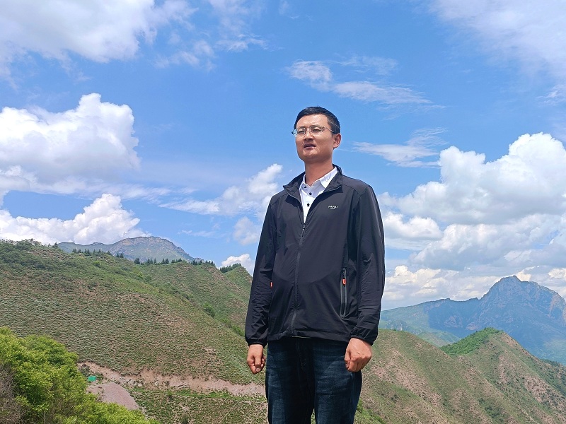 丁海龍，男，漢族，筆名古月星空，甘肅臨潭人。中華詩詞學(xué)會(huì)會(huì)員、甘肅省作家協(xié)會(huì)會(huì)員、甘肅省詩詞學(xué)會(huì)會(huì)員、甘肅省楹聯(lián)學(xué)會(huì)會(huì)員。作品見于《中華詩詞》《中華辭賦》《甘肅黨建》等刊。出版詩集《虛塵》《流水集》。