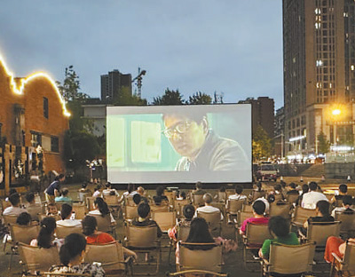 在四川成都完美文創(chuàng)公園里，一場露天電影正在放映。 　　廖茂林攝